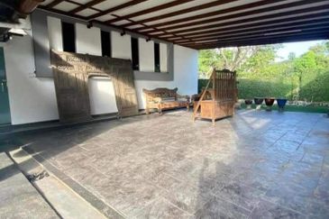 Corner Lot Renovated 3 Storey Semi D Laman Seri, Seksyen 13, Shah Alam