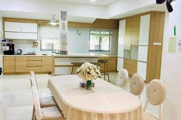 Corner Lot Renovated 3 Storey Semi D Laman Seri, Seksyen 13, Shah Alam