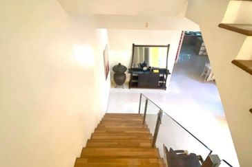 Corner Lot Renovated 3 Storey Semi D Laman Seri, Seksyen 13, Shah Alam