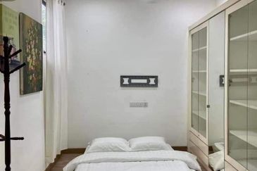 Corner Lot Renovated 3 Storey Semi D Laman Seri, Seksyen 13, Shah Alam