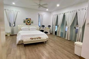 Corner Lot Renovated 3 Storey Semi D Laman Seri, Seksyen 13, Shah Alam