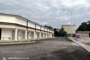 Pegangan Kekal l Setingkat  Kedai Di Pusat Komersial Olak Lempit, Banting