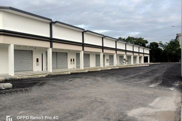 Pegangan Kekal l Setingkat  Kedai Di Pusat Komersial Olak Lempit, Banting