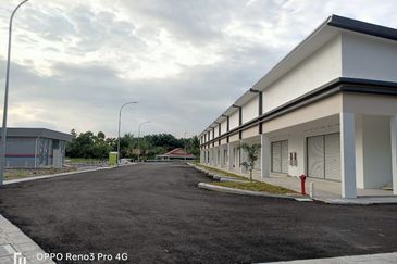 Pegangan Kekal l Setingkat  Kedai Di Pusat Komersial Olak Lempit, Banting