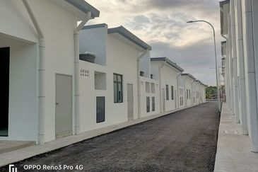 Pegangan Kekal l Setingkat  Kedai Di Pusat Komersial Olak Lempit, Banting