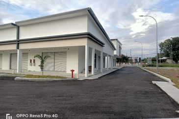 Pegangan Kekal l Setingkat  Kedai Di Pusat Komersial Olak Lempit, Banting