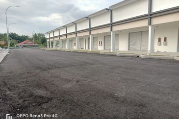 Pegangan Kekal l Setingkat  Kedai Di Pusat Komersial Olak Lempit, Banting