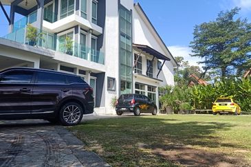 2 Plots Land Consists Of 2.5 Storey Bungalow Anjung Putra Sg Buloh For Sale