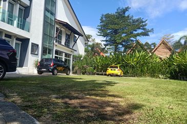 2 Plots Land Consists Of 2.5 Storey Bungalow Anjung Putra Sg Buloh For Sale