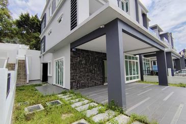 Brand New Completed 3 Storey Semi D With Lift in TTDI KL For Sale