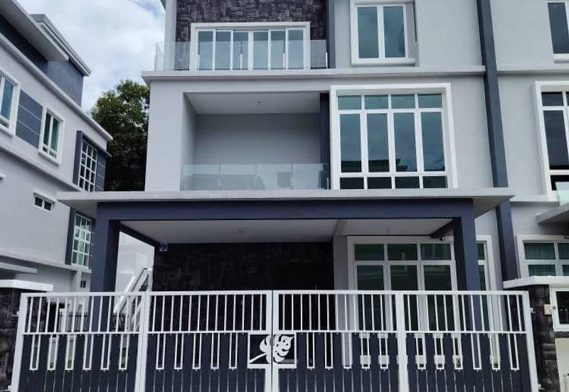 Brand New Completed 3 Storey Semi D With Lift in TTDI KL For Sale