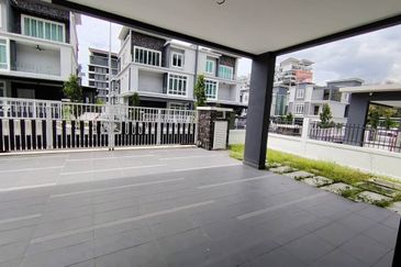 Brand New Completed 3 Storey Semi D With Lift in TTDI KL For Sale
