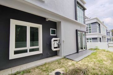 Brand New Completed 3 Storey Semi D With Lift in TTDI KL For Sale