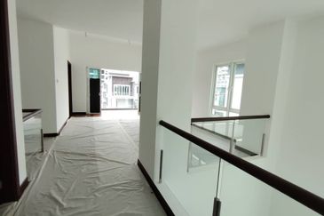 Brand New Completed 3 Storey Semi D With Lift in TTDI KL For Sale