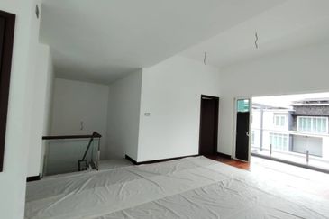 Brand New Completed 3 Storey Semi D With Lift in TTDI KL For Sale
