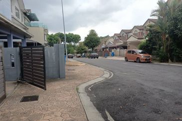 Corner Unit 3 Storey Semi-D Cluster Subang U9, Shah Alam For Sale