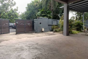 Corner Unit 3 Storey Semi-D Cluster Subang U9, Shah Alam For Sale