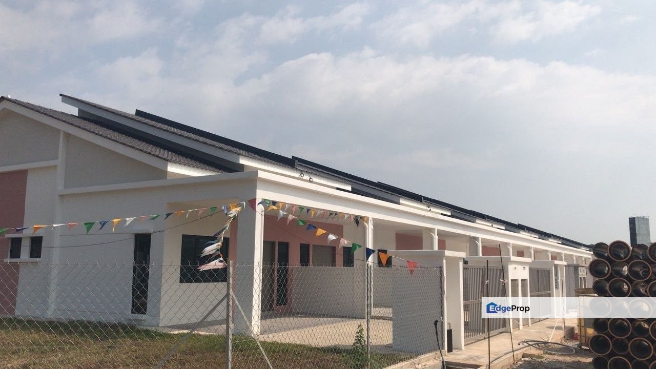 Corner Unit Teres Setingkat Di Taman Langat Utama 3, Bkt Changgang, Banting, Selangor, Banting