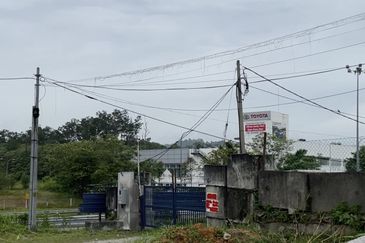 Rawang 2km away from aeon and beside Rawang toll 