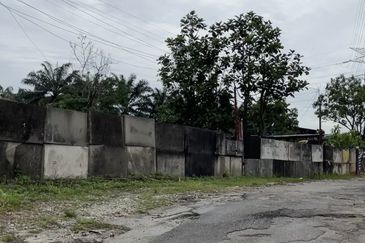 Rawang 2km away from aeon and beside Rawang toll 