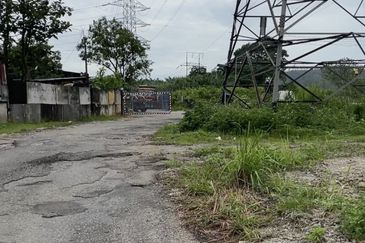 Rawang 2km away from aeon and beside Rawang toll 