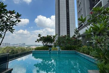 THE PULSE RESIDENCE & THE PULSE