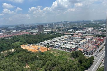 THE PULSE RESIDENCE & THE PULSE