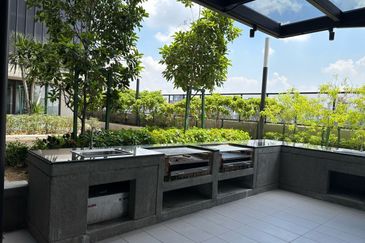 THE PULSE RESIDENCE & THE PULSE