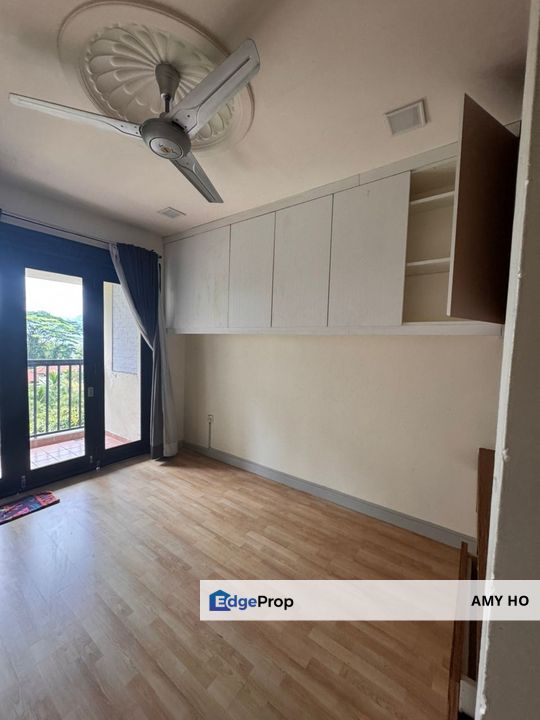 Limited can fit 3 car parks unit, tip top condition well maintained facing pool view, Selangor, Damansara Damai