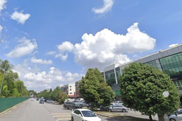 Corner 3 Storey Shop for sale, ROI 4.2%, Investment return, Bandar Puteri Puchong, Pochong, Selangor