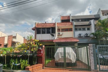 29x56 Land Size, @ storey terrace with extra land, facing Jalan Desa, Taman Desa, Price dropped, Kuala Lumpur