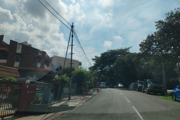 29x56 Land Size, @ storey terrace with extra land, facing Jalan Desa, Taman Desa, Price dropped, Kuala Lumpur