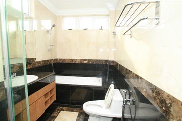 Kiara Peak (Puncak Kiara)