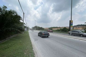 Bandar Puncak Alam converted industrial land, main road frontage!