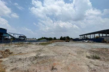 Bandar Puncak Alam converted industrial land, main road frontage!