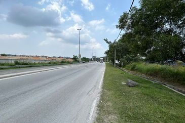 Bandar Puncak Alam converted industrial land, main road frontage!