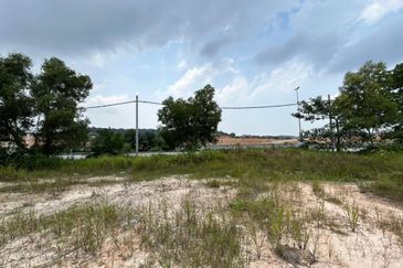 Bandar Puncak Alam converted industrial land, main road frontage!