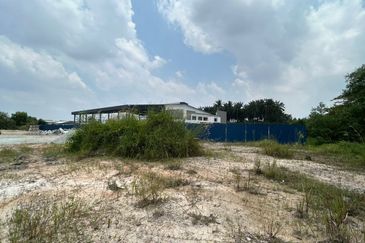 Bandar Puncak Alam converted industrial land, main road frontage!