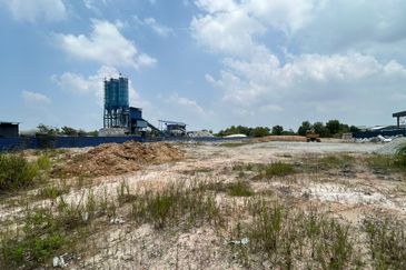 Bandar Puncak Alam converted industrial land, main road frontage!