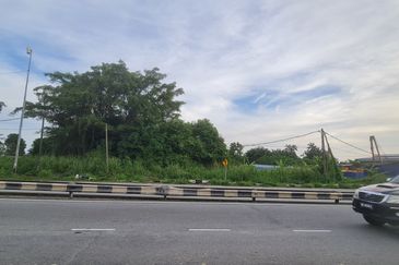Telok Panglima Garang, Telok Panglima Garang, Selangor converted main road frontage commercial land!