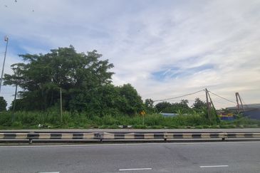 Telok Panglima Garang, Telok Panglima Garang, Selangor converted main road frontage commercial land!