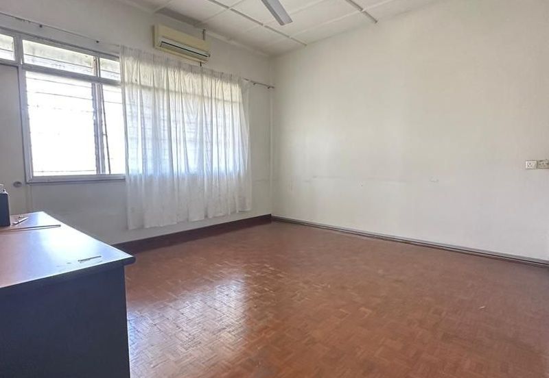 Taman OUG 2 Storey Semi D For Sale , Bigger land 