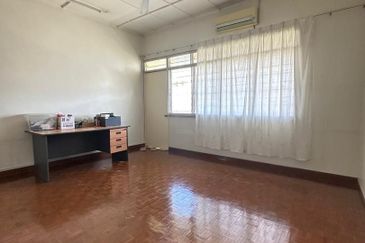 Taman OUG 2 Storey Semi D For Sale , Bigger land 