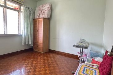 Taman OUG 2 Storey Semi D For Sale , Bigger land 