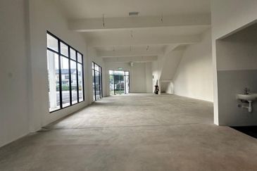 Bukit Kaze (opposite kipmart ulu tiram ) 2 storey shop corner for sale 