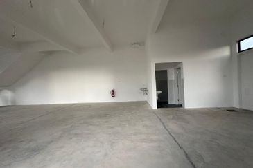 Bukit Kaze (opposite kipmart ulu tiram ) 2 storey shop corner for sale 
