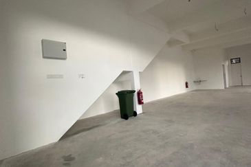 Bukit Kaze (opposite kipmart ulu tiram ) 2 storey shop corner for sale 