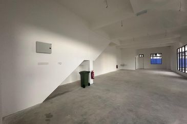 Bukit Kaze (opposite kipmart ulu tiram ) 2 storey shop corner for sale 