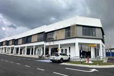 Bukit Kaze (opposite kipmart ulu tiram ) 2 storey shop corner for sale 