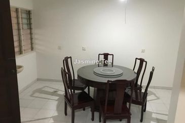 Spacious, well kept house, close to city centre, near to Ampang Point Shopping centre